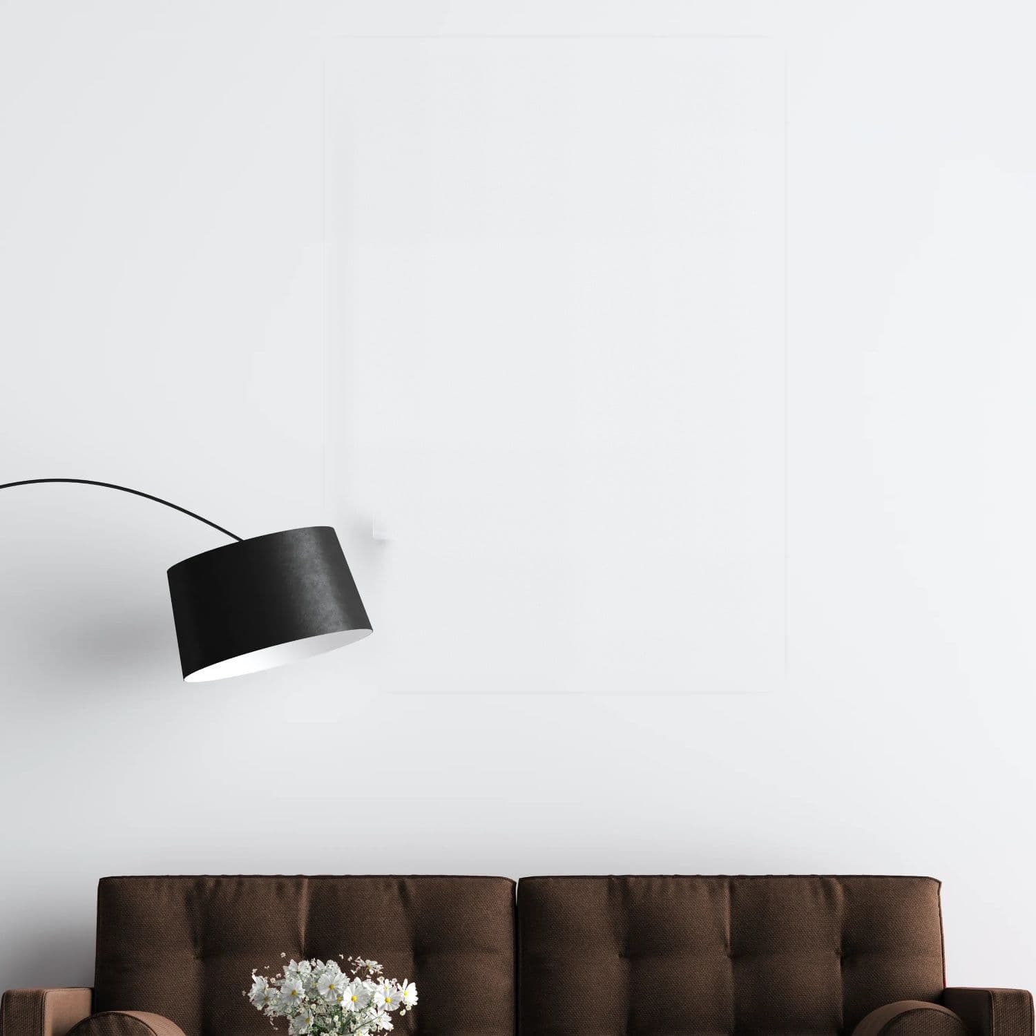 Salon avec canapé et lampe